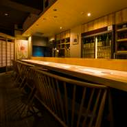 店内の中心にあるのが美しい白木のカウンターとゆったりと包み込んでくれるような座り心地のよい椅子。大人の空間と呼ぶにふさわしい隠れ家的な雰囲気が漂います。