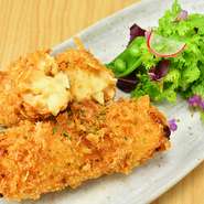 訪れた方のリクエストでつくり始めたという洋風の一皿。ズワイ蟹の身と蟹味噌を加えた、手づくりのホワイトソースに、生のパン粉を付けて揚げ、サクサクした食感に仕上がっています。