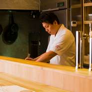 ゲストのことを考えたサービスや料理を提供している梅津氏。決して自己満足に陥らぬよう、訪れた方の要望にできるだけ沿うように心がけているそうです。そんな細やかな気遣いが、居心地の良さをアップさせています。