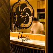 ゆったりと落ち着いて飲みたいときにぴったりの和食料理店。仕事帰りに友人や同僚と、少人数での宴会、大切な方とのひと時に適しています。自慢の料理と日本酒を楽しむ、有意義な時間を過ごせることでしょう。