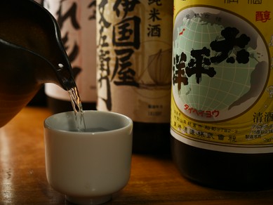 紀州産にこだわった地酒や地ビールなど、約40種類の酒がそろう