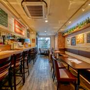 明るいトーンでまとめられ、全体が見渡せる空間にカウンター6席とテーブル席が配置され、どこに座っても落ち着けます。席に着くとゆったりと、心がほぐれていきそうです。