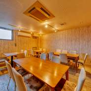 店内奥にはウッディな内装が温かいパーティールームを備えています。結婚式2次会や仲間同士のパーティーなど、特別な集まりにおすすめです。