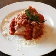 玉葱と香草、トマトソースで軽く煮込んだ一品。
仕上げは薪窯で香りを付けて、召しあがれ！