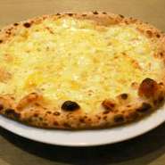 チーズ好きにはたまらない！
４種のチーズを使ったpizzaです。お好みではちみつをかけて味変を楽しめます。
