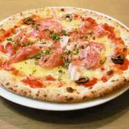 おつまみにもなるトマトベースのサラミのPizza！