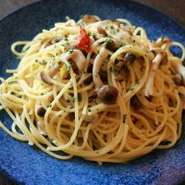 ニンニクがきいたピリ辛のパスタ！
オリーブオイルベースで定番パスタです！