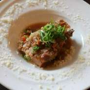 白ワインで煮込むことで、さっぱりとお肉本来の美味しさを味わえます。