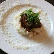 赤ワインでじっくり煮込んだ牛ほほ肉はホロホロで柔らかくとろけるような美味しさです。