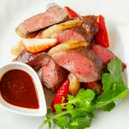 強火で表面を焼き、中にはゆっくりと低温で熱を通し、同時に薪窯の香りも纏わせていきます。料理長渾身の、【La cielo】ならではの味わいです。