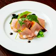 写真の『倭鴨ロース肉のタリアータ』のほか、「ヤマトポーク」「大和牛」など、奈良県産の厳選素材を堪能できる創作料理を提供しています。