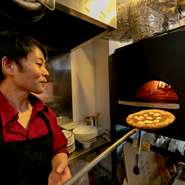 幸田シェフは【La cielo】のオープンキッチンで料理をしながらフロアの様子に気を配っています。自分が届けた料理を食べるゲストの笑顔を見る悦びを感じながら、さらに精進する毎日です。