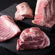 メインとなる肉は、九州県内産にこだわります。自社熟成庫での熟成肉、厳選された赤身肉、時期によってはジビエ（イノシシ、シカ、ヒツジ）などもご用意。その日によって、様々な種類の肉が使われています。