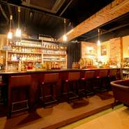 関西で最も多くオールドボトルを取り揃えている自負もあり、店内の雰囲気を重視。ニッカグッズ尽くしだけでなく、椅子、カウンター、お皿、調度品など、どこか懐かしく感じられるアイテムを多数取り入れています。