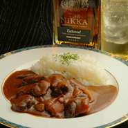 りんごをたっぷり使った優しい口当たりのカレーです。リンゴを香味野菜と共にチャツネにし、ごろごろと具だくさんのルーに仕上げています。フォンドボーのまろやかさとさわやかなりんごのハーモニーが堪能できます。