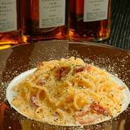 お店にある材料で作るパスタで、マスターに尋ねるとその日のパスタを提案してもらえます。オイル、トマト、クリーム、和風などソースは多彩に対応可能。小腹がすいたときにぴったりです。※写真はイメージです。