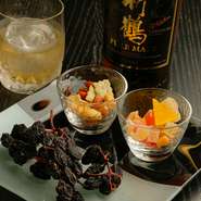 原酒不足とウイスキーブームにより近年品薄が続く一本です。複数の蒸留所で造られた個性の異なるモルト同士をブレンド。やさしさと力強さが絶妙なバランスで両立した、ニッカの渾身のピュアモルトウイスキーです。