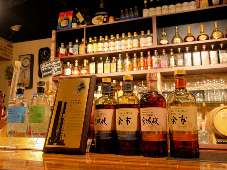 バックバーにずらりと並ぶニッカのボトルが圧巻