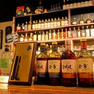 新しいものからレアなオールドボトルまで300種類以上のボトルが並びます。ニッカファン垂涎の空間です。

