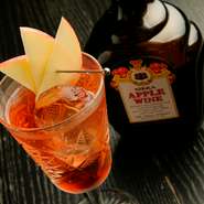 ウイスキーと共に余市の特産品りんごを使って作られたアップルワイン、カレーなどもぜひ味わってみて。