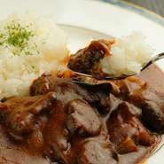 関西のニッカ専門店でしか食べられないメニューを作ろうというコンセプトで開発。店長が2月に就任してから作り始め、現在も試行錯誤の真っ最中。これからまだ進化しつづける味わいに要注目です。