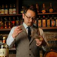 正統派のバーですがあまり堅苦しくなりすぎないよう、基本的にはカジュアルな対応を心掛けているとのこと。長いホール経験から、相手や空気に応じた接客術を持っているため、誰でも安心してくつろげます。