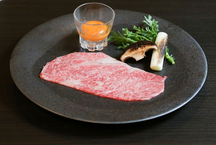 肉の魅力を再認識させてくれる『特上黒毛和牛A5リブロースのすき焼き風〜こだわりの卵と一口ご飯と共に〜』