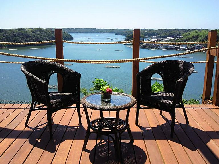 的矢湾に浮かぶ牡蠣のいかだを眺めながら、ゆったりと過ごせる