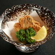 牡蠣の姿が見えるほどの薄付き衣で、さっくり揚げた一品。サクサク食感と、あふれる牡蠣のジュースで「今まで食べたことのない牡蠣フライ」を堪能できます。牡蠣の旨味すべてが濃縮された名品です。※10～3月限定
