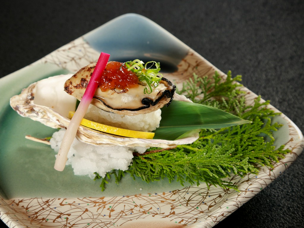 柑橘ポン酢ジュレ・生牡蠣・酢飯が一体となった、渾身のスペシャリテ『牡蠣寿司』