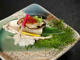 柑橘ポン酢ジュレ・生牡蠣・酢飯が一体となった、渾身のスペシャリテ『牡蠣寿司』