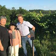 スロベニアの葡萄畑を視察。ワイン醸造家との1枚