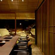 2022年11月に完全リニューアルオープンした【飛騨牛一頭家 馬喰一代 長良本家】。こだわりの空間で、全席無煙ロースターを採用した網焼の焼肉や、紙の鍋を使ったしゃぶしゃぶ、南部鉄器を用いたすき焼きは絶品です。