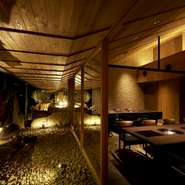 庭の景色を楽しみながら食事ができる座席や、商談などにぴったりの格式高い個室が完備されているので、ゲストや会食の目的によって使い分けができます。飛騨牛の「最とび牛」でもてなせば、ゲストの心も掴めるはず。