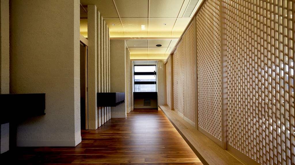 木の温もり感じられる店内。大切な人と思い出に残る記念日デート