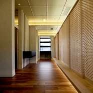 木のぬくもりを感じられる明るい店内は、清潔感満点です。2人の記念日に利用してみてはいかが。大切なお2人の記念日の事前相談で特別メニューも別途料金にてご用意。