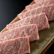 馬喰特選牛刺し盛り　2,310円
牛刺し大とろ　1,980円
牛刺し赤身　1,540円
馬喰特選ロースタタキ　1,980円
特選ウニユッケ　2,178円
特選ユッケ　1,540円
特選塩ユッケ　1,540円
生ハツ　935円
白せんまい　935円