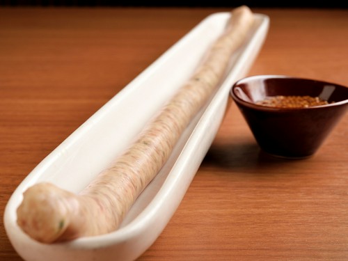 長さ50cmの自家製生ソーセージ。切らずに網にのせて焼くのがコツ