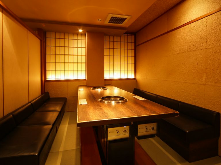 大小さまざまな個室多数。プライベートからビジネスまで対応