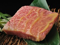 この一皿で卓上はBBQ仕様に！頼んで損なし。

