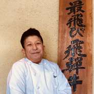 「お客様の目線に立ち、料理をつくり接客を行っています」と、話す石井氏。真心込めた丁寧な接客で、贅沢なひとときを演出しています。きめ細やかなおもてなしによって有意義な時間を過ごせます。