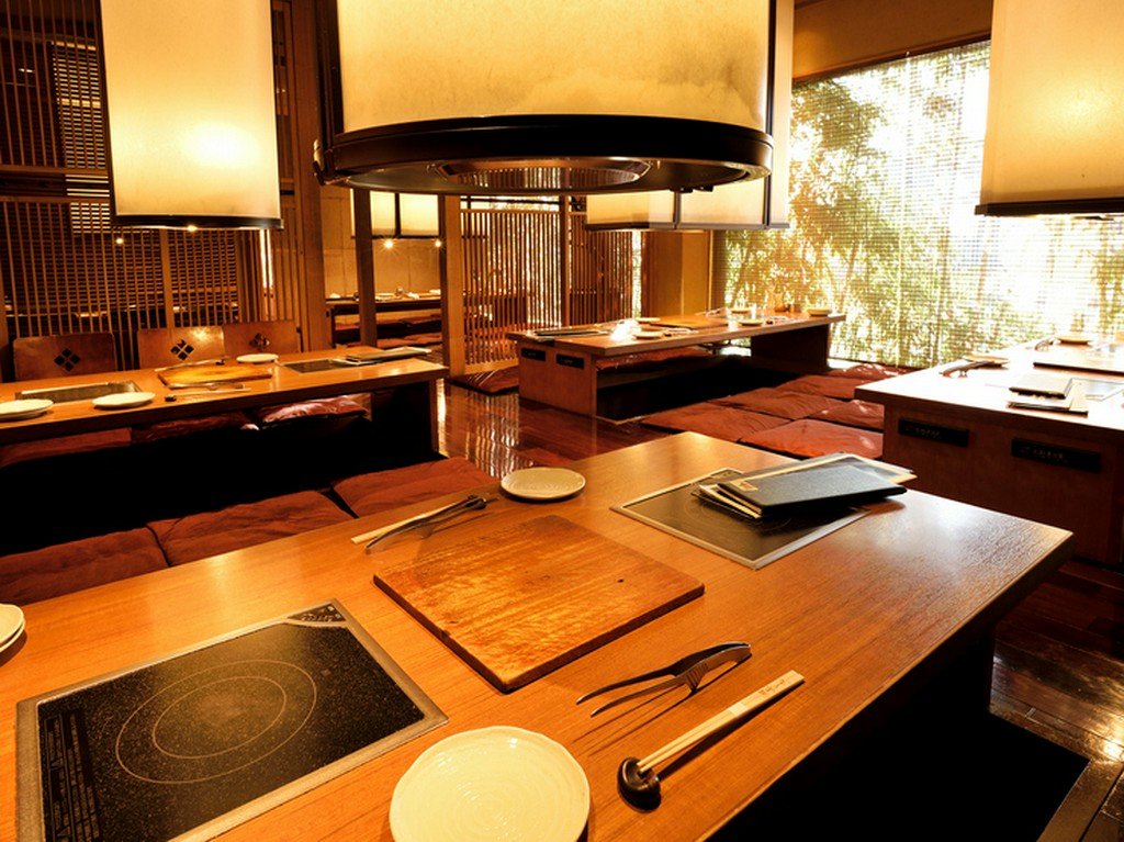 小グループから大人数の集まりに利用できる広々とした空間