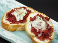 "塩漬けの牛肉" をカリッとサクッと仕上げ。おつまみにピッタリ!