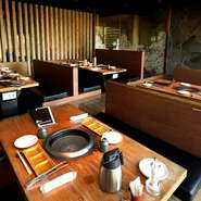 各務原店という郊外で、いつでも美味しい飛騨牛を存分に楽しめる場所。ハレの日や接待など特別な日から、友人や家族との気軽な食事の日まで、シーンを問わず訪れることができます。