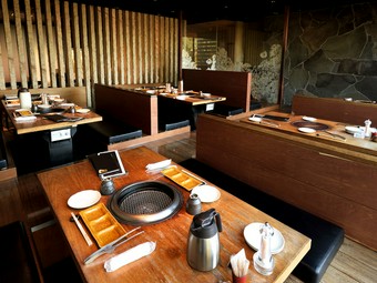 各々が望むスタイルで過ごせる、落ち着いた雰囲気の焼肉店