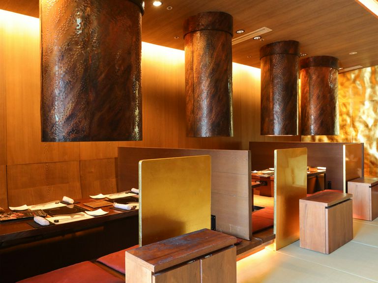 人数に合わせて利用できる、ゆったりとした掘りごたつ席