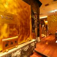 銀座店では金をモチーフに、随所に金色が散りばめられており、とても豪華なつくり。料理には洋食器と和食器、どちらも使用し、目にも鮮やかな盛り付けで提供してくれます。和食器は信楽焼がメイン。