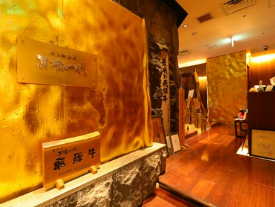 ふんだんに金色が使われた、ゴージャスなエントランス