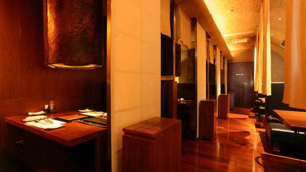 おめでたい席に相応しい、洗練された金色の空間