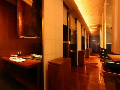 おめでたい席に相応しい、洗練された金色の空間